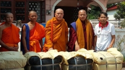 2016_05⑨フォンサリー県コウア地区コウン・リット村代表の僧侶さまへ贈呈